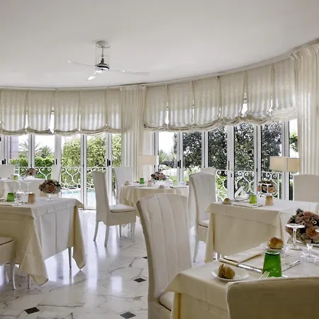 Il Negresco Готель Форте-дей-Мармі
